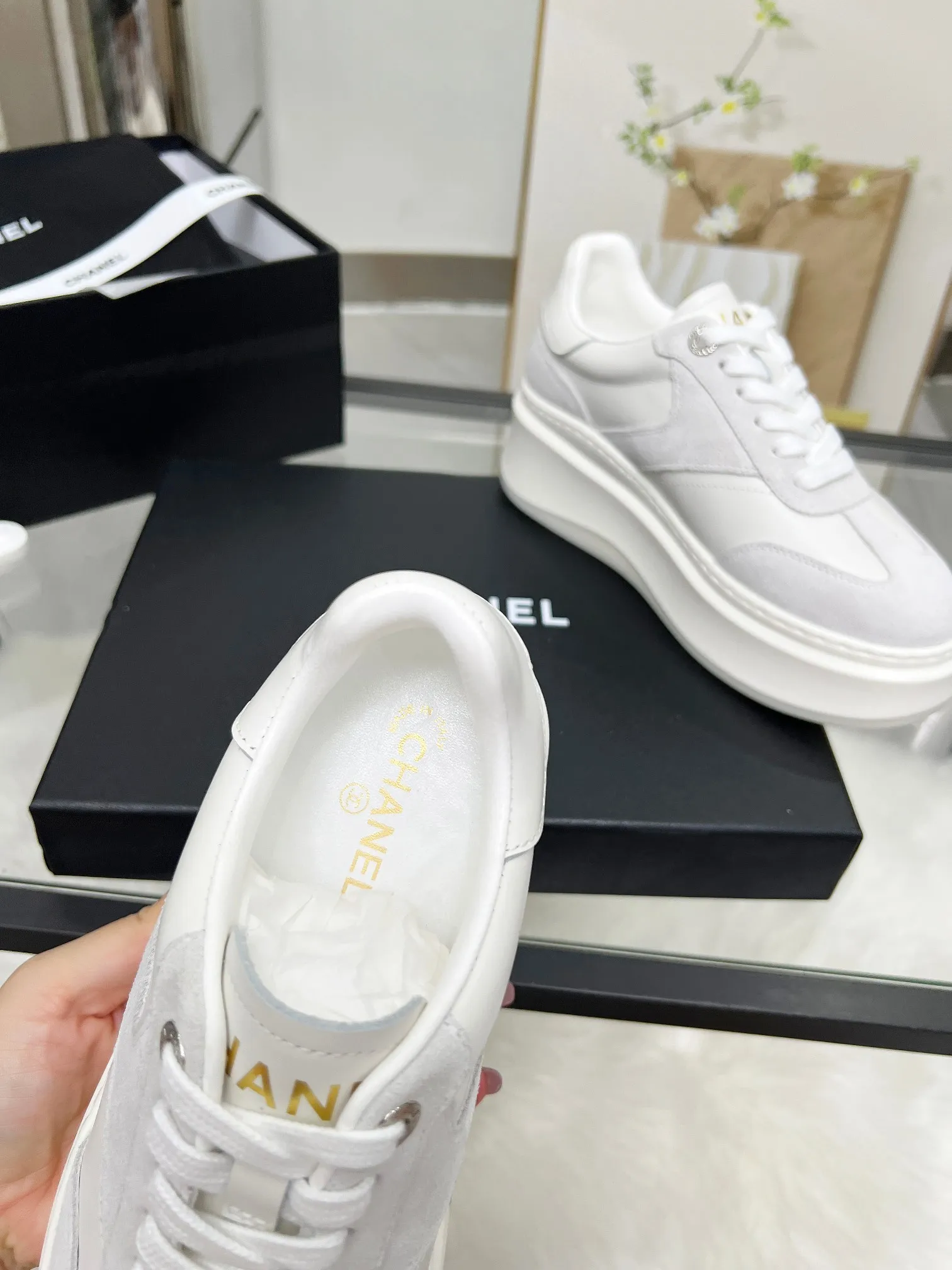 👟👟Ex-factory price 480👟👟 CHANEL 25C spring and summer new sports shoes official website is available at the same time ❤️ Counter out-of-stock kings. Major bloggers are recommending new styles on social days. This season’s new styles are simply eye-catching and look great on the feet. The casual casual sports style is refreshing and natural, interpreting Chanel’s fashionable femininity. The overall customization makes all sports models on the market at that time obsolete. This series is now available for sale! The upper is made of custom imported pebbled calf leather ➕ custom frosted calf leather. The lining is made of original one-to-one professionally customized mesh. Hardware accessories. Original full set of molds (not common in the market). Original custom molded TPU combination outsole. Height 4 cm. Women's size 35-39.